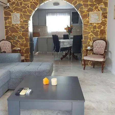 Plaza House *